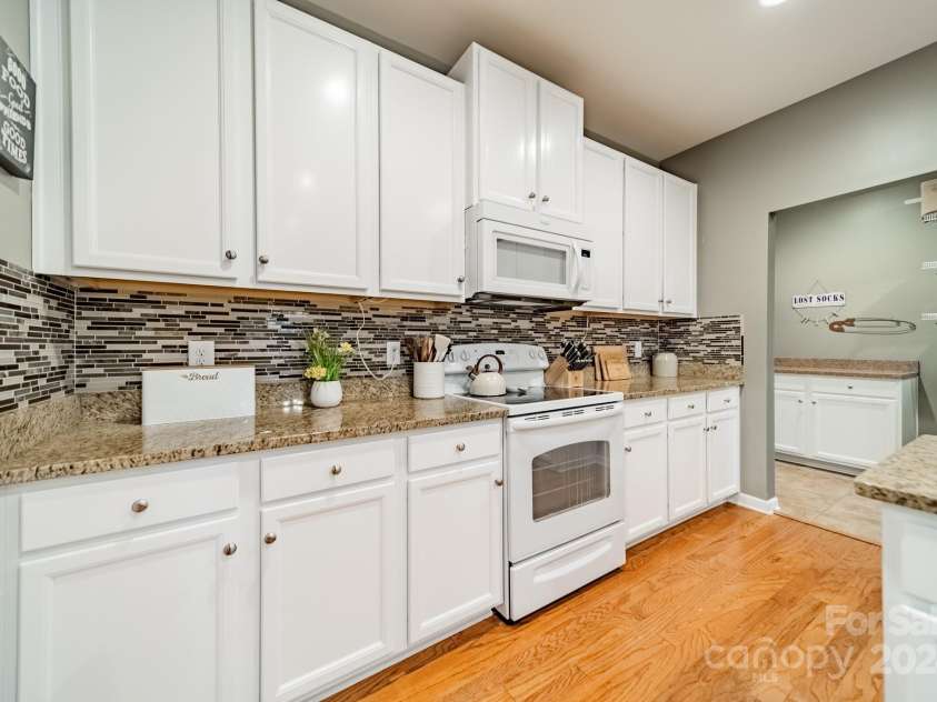 10126 Loch Lomond Drive, Charlotte, NC 28278.  MLS# CAR4200492, YatesRealty ID 824. Tons of cabinets