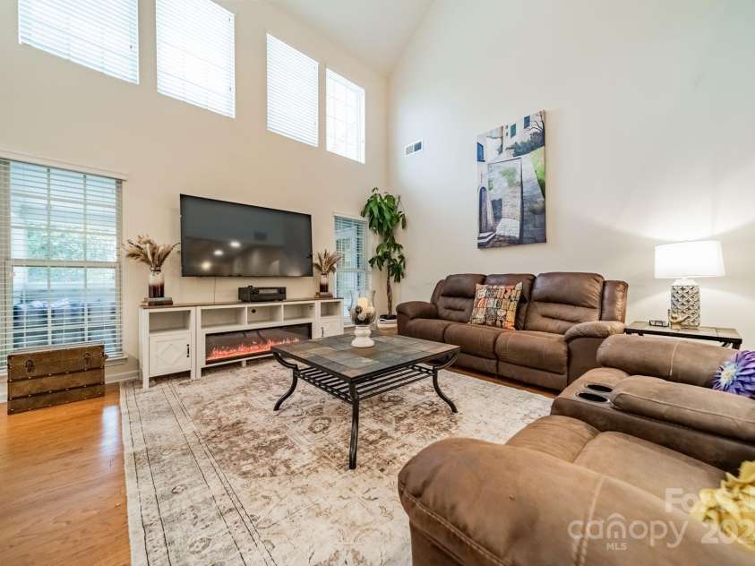 10126 Loch Lomond Drive, Charlotte, NC 28278.  MLS# CAR4200492, YatesRealty ID 824. Tons of natural light