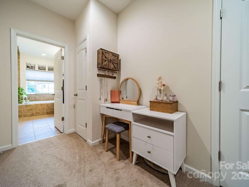10126 Loch Lomond Drive, Charlotte, NC 28278.  MLS# CAR4200492, YatesRealty ID 824. Vanity nook in 2nd floor primary bedroom