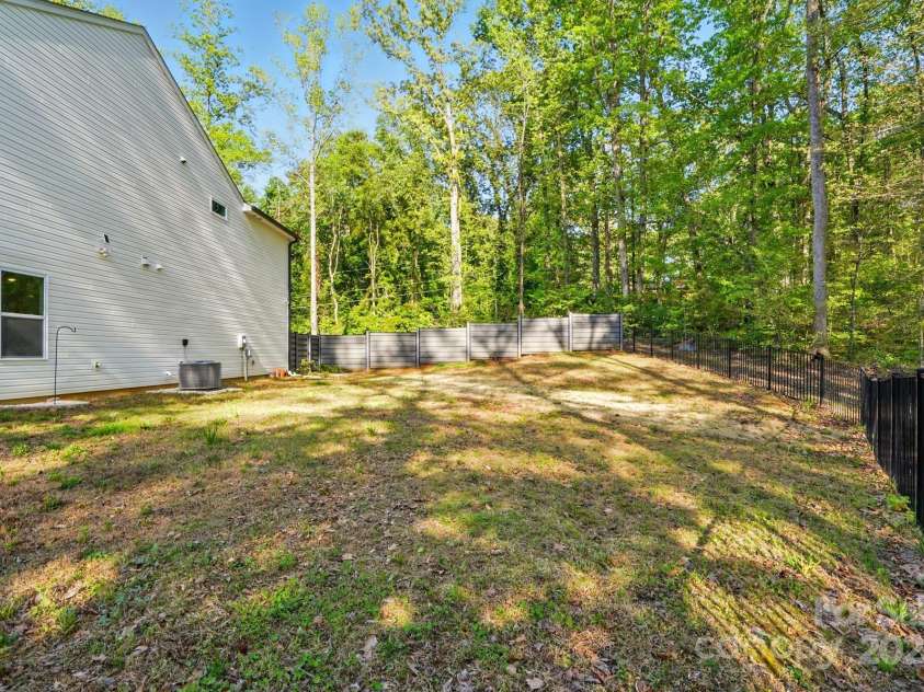 11040 Lake Road, Charlotte, NC 28215.  MLS# CAR4244605, YatesRealty ID 8243. Fenced in side yard