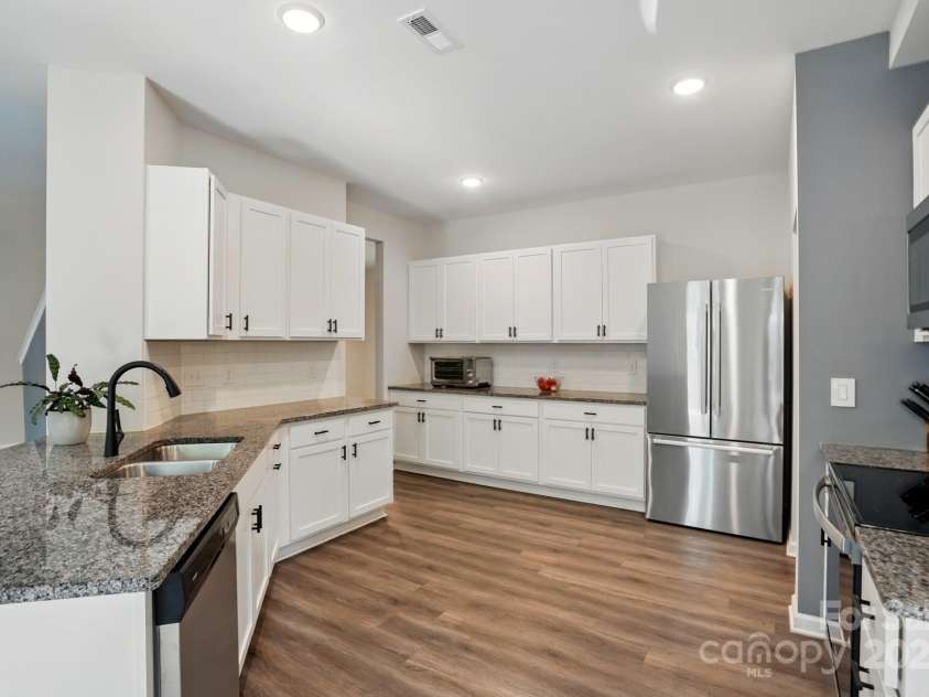 11040 Lake Road, Charlotte, NC 28215.  MLS# CAR4244605, YatesRealty ID 8243. Look at that space!