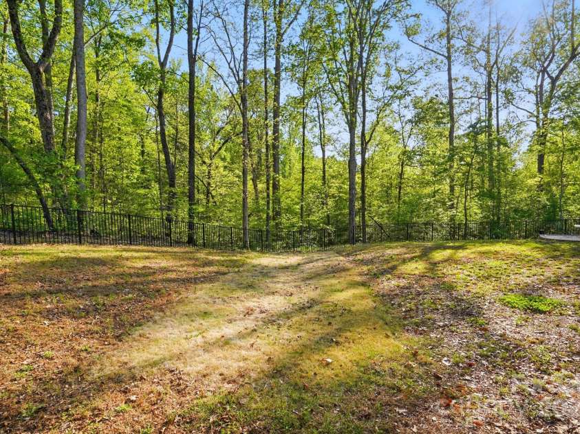 11040 Lake Road, Charlotte, NC 28215.  MLS# CAR4244605, YatesRealty ID 8243. SPACIOUS fenced in side yard