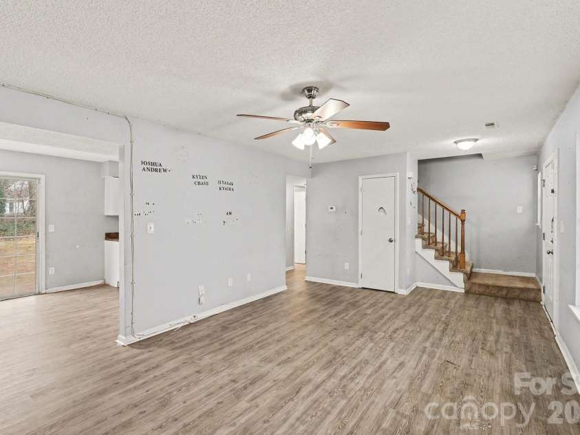 7139 Markway Drive, Charlotte, NC 28215.  MLS# CAR4361432, YatesRealty ID 8245. 
