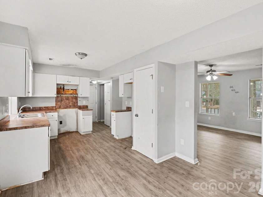 7139 Markway Drive, Charlotte, NC 28215.  MLS# CAR4361432, YatesRealty ID 8245. 