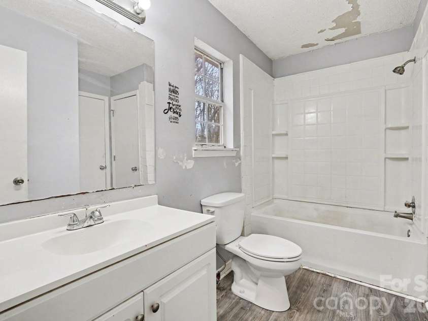 7139 Markway Drive, Charlotte, NC 28215.  MLS# CAR4361432, YatesRealty ID 8245. 