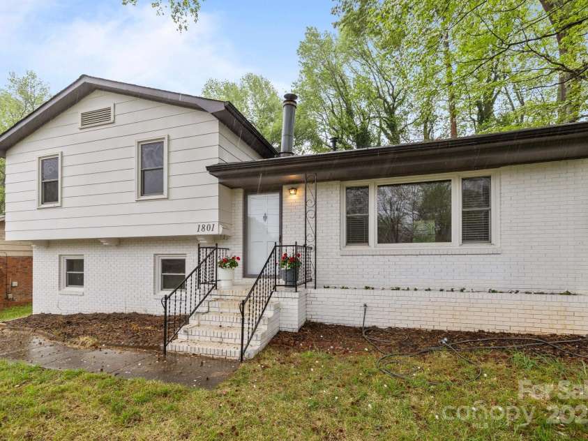 1801 Weststone Drive, Charlotte, NC 28208.  MLS# CAR4241974, YatesRealty ID 8249. 1801 Weststone Drive