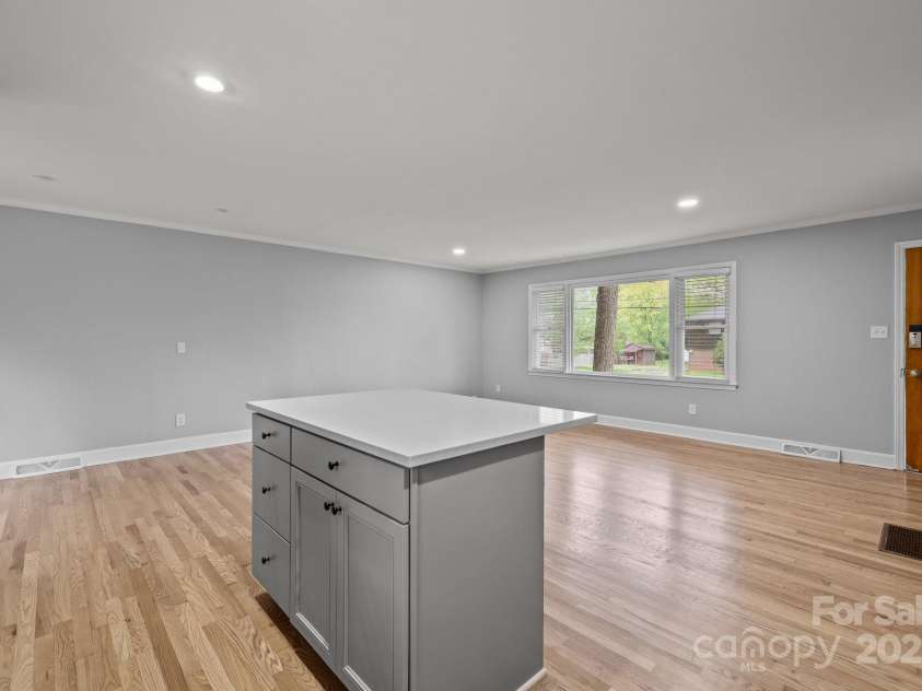 1801 Weststone Drive, Charlotte, NC 28208.  MLS# CAR4241974, YatesRealty ID 8249. 