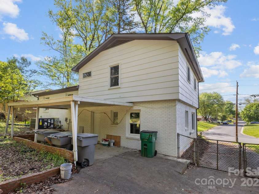 1801 Weststone Drive, Charlotte, NC 28208.  MLS# CAR4241974, YatesRealty ID 8249. 