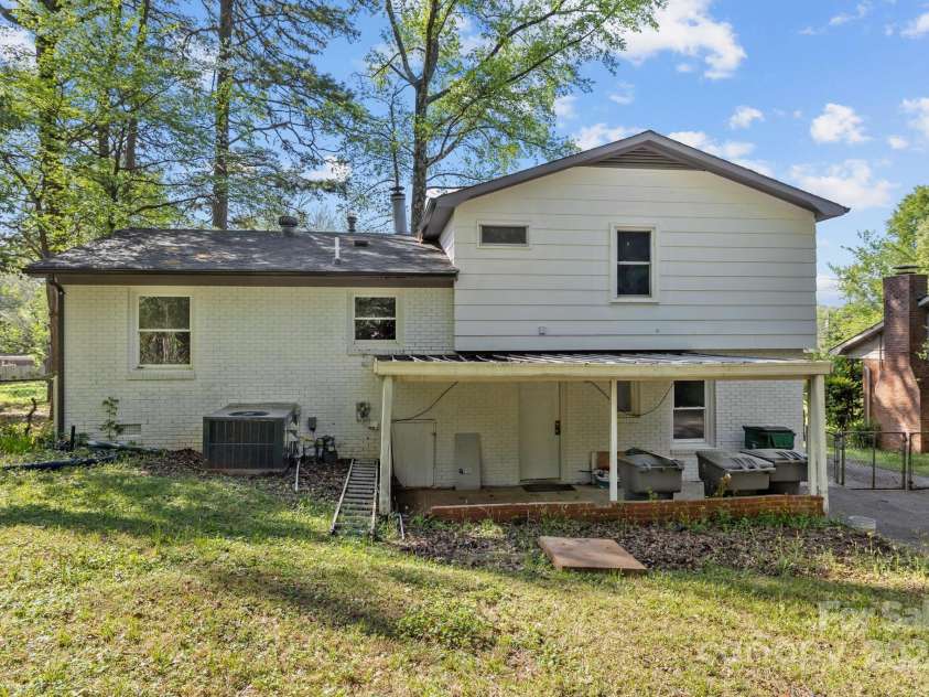 1801 Weststone Drive, Charlotte, NC 28208.  MLS# CAR4241974, YatesRealty ID 8249. 