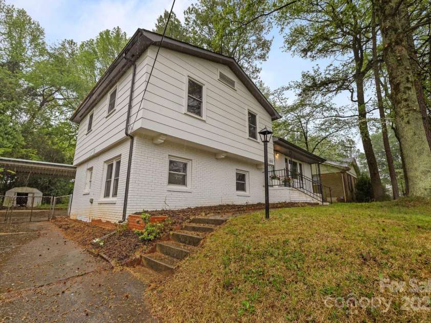 1801 Weststone Drive, Charlotte, NC 28208.  MLS# CAR4241974, YatesRealty ID 8249. 