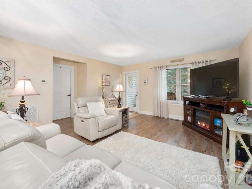 252 Wash Creek Drive, Hendersonville, NC 28739.  MLS# CAR4334994, YatesRealty ID 825. 