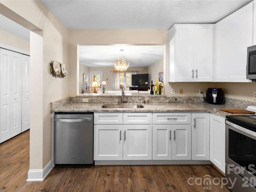 252 Wash Creek Drive, Hendersonville, NC 28739.  MLS# CAR4334994, YatesRealty ID 825. 