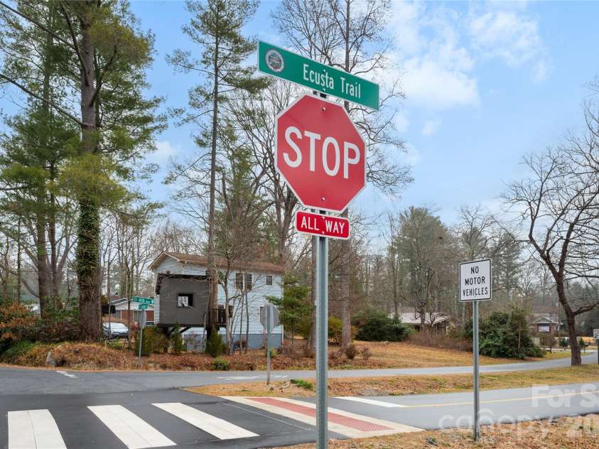 252 Wash Creek Drive, Hendersonville, NC 28739.  MLS# CAR4334994, YatesRealty ID 825. Ecusta Trail Access 