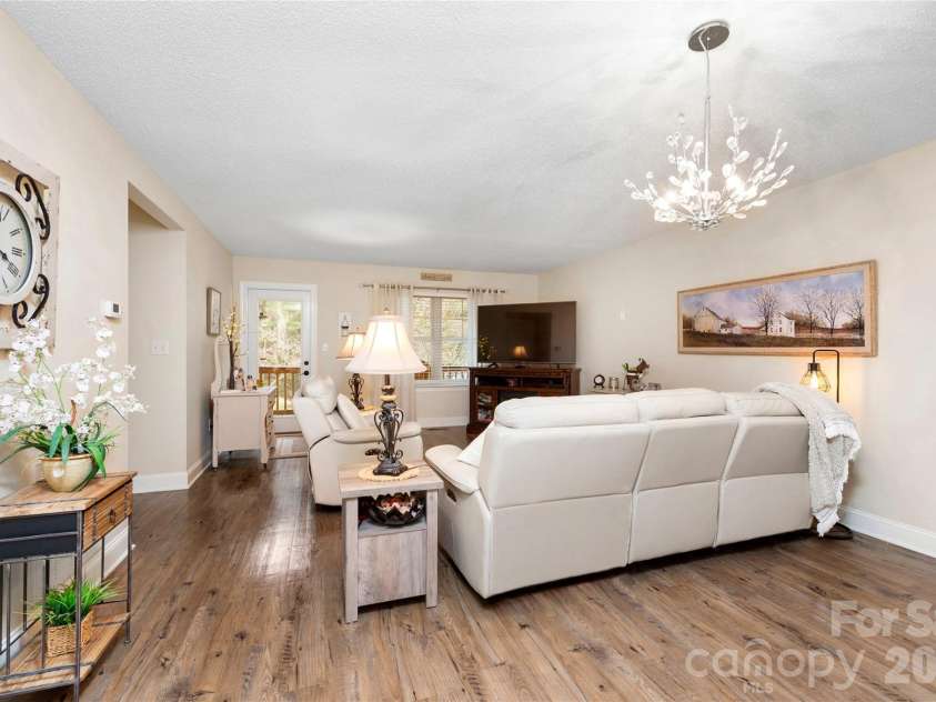 252 Wash Creek Drive, Hendersonville, NC 28739.  MLS# CAR4334994, YatesRealty ID 825. Plenty of Room For Dining If You Choose 