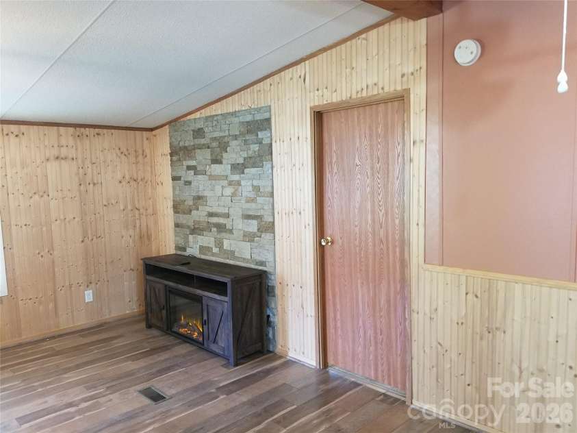 323 4th Street, Waynesville, NC 28786.  MLS# CAR4361732, YatesRealty ID 8253. 