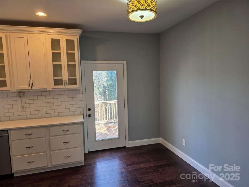 12 White Squirrel Lane, Hendersonville, NC 28739.  MLS# CAR4328399, YatesRealty ID 8261. Dine in Kitchen 
