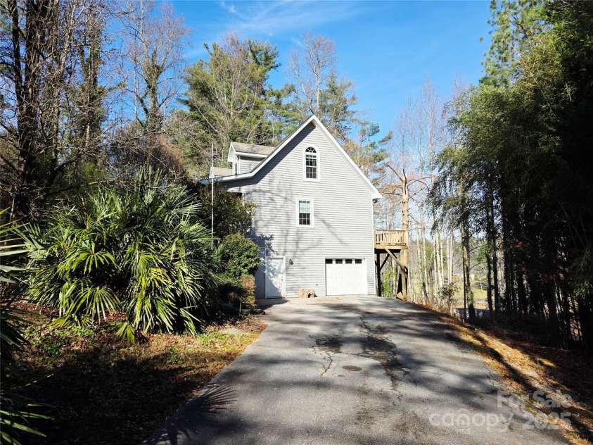 12 White Squirrel Lane, Hendersonville, NC 28739.  MLS# CAR4328399, YatesRealty ID 8261. Paved Drive
