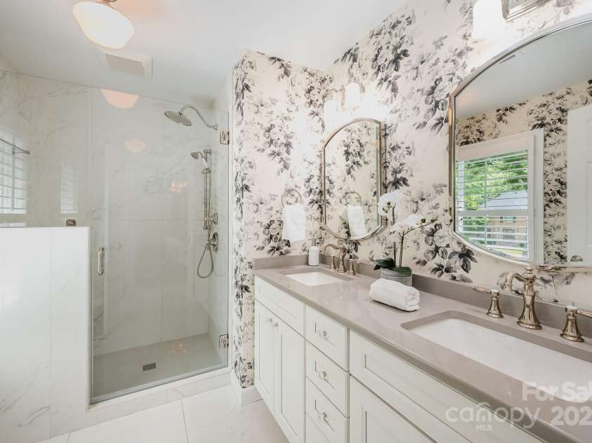 5206 Morrowick Road, Charlotte, NC 28226.  MLS# CAR4249566, YatesRealty ID 8266. Primary bath