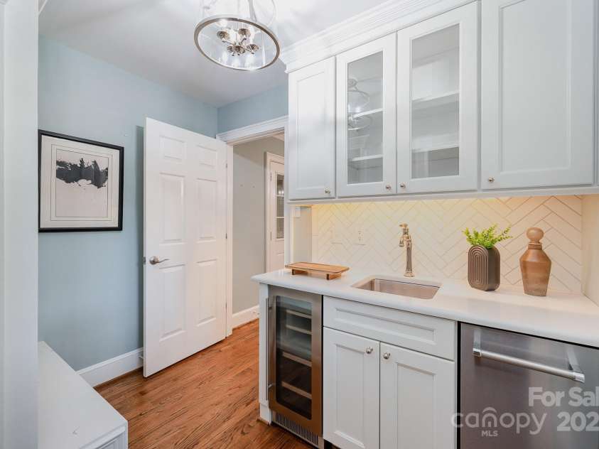 5206 Morrowick Road, Charlotte, NC 28226.  MLS# CAR4249566, YatesRealty ID 8266. Wet Bar off Kitchen