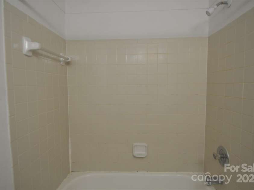 9500 L Shannon Green Drive, Charlotte, NC 28213.  MLS# CAR4170550, YatesRealty ID 827. Hall bath
