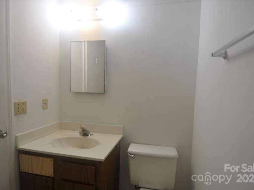 9500 L Shannon Green Drive, Charlotte, NC 28213.  MLS# CAR4170550, YatesRealty ID 827. Hall bath