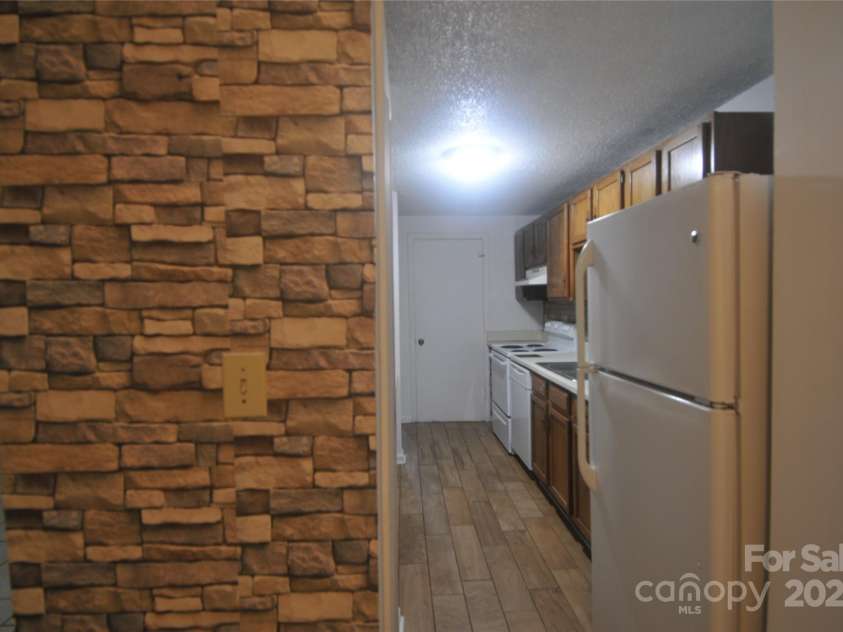 9500 L Shannon Green Drive, Charlotte, NC 28213.  MLS# CAR4170550, YatesRealty ID 827. Kitchen