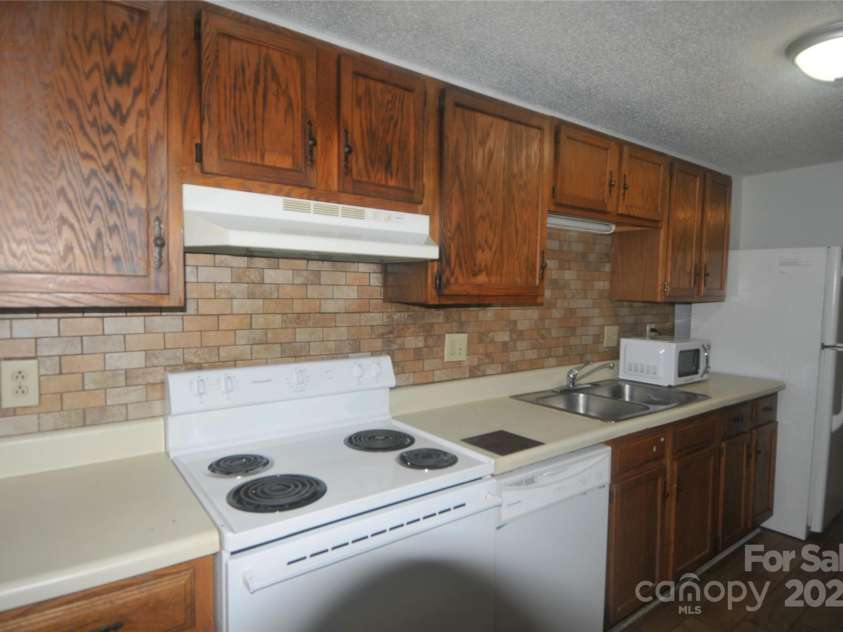 9500 L Shannon Green Drive, Charlotte, NC 28213.  MLS# CAR4170550, YatesRealty ID 827. Kitchen