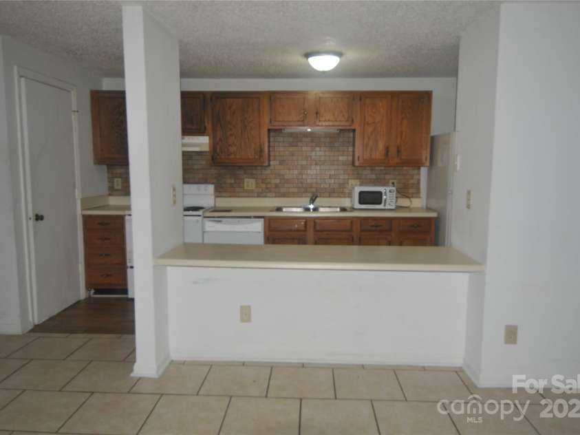 9500 L Shannon Green Drive, Charlotte, NC 28213.  MLS# CAR4170550, YatesRealty ID 827. Kitchen