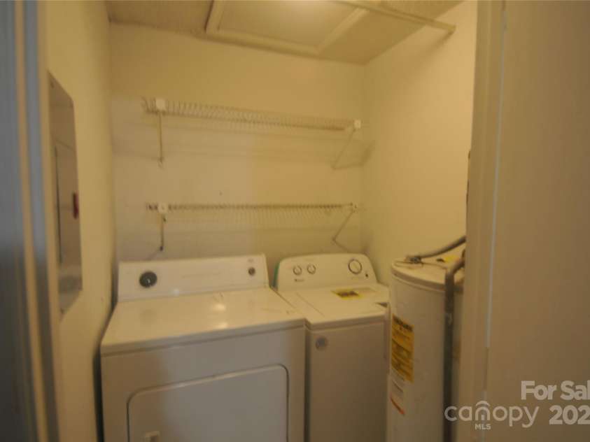 9500 L Shannon Green Drive, Charlotte, NC 28213.  MLS# CAR4170550, YatesRealty ID 827. Laundry rm