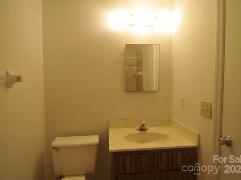 9500 L Shannon Green Drive, Charlotte, NC 28213.  MLS# CAR4170550, YatesRealty ID 827. Primary bath