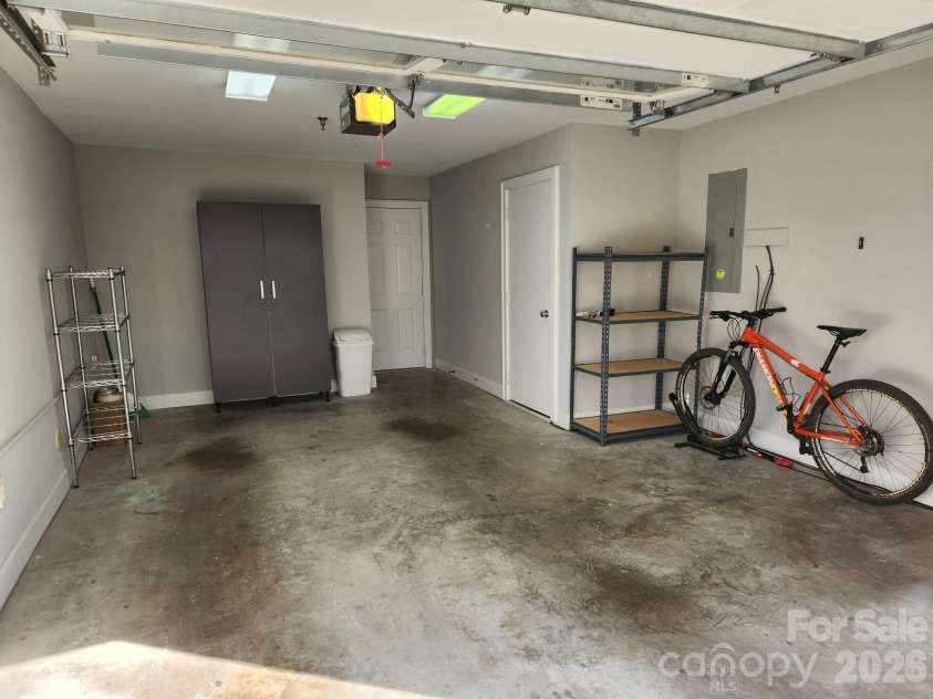 638 10th Street, Charlotte, NC 28202.  MLS# CAR4331368, YatesRealty ID 8271. Garage