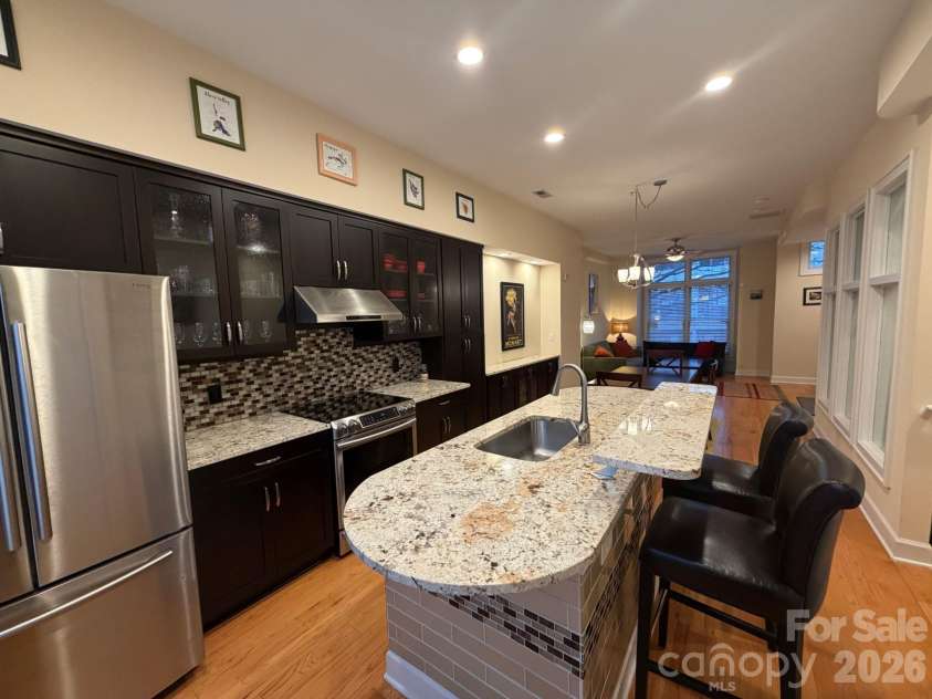 638 10th Street, Charlotte, NC 28202.  MLS# CAR4331368, YatesRealty ID 8271. Kitchen