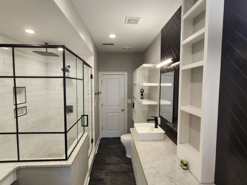 638 10th Street, Charlotte, NC 28202.  MLS# CAR4331368, YatesRealty ID 8271. Primary Bathroom