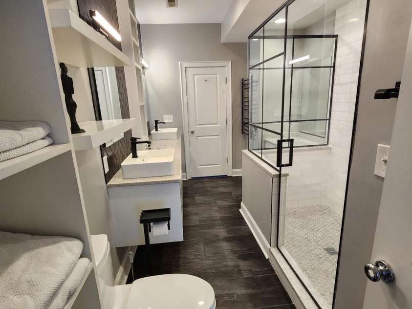 638 10th Street, Charlotte, NC 28202.  MLS# CAR4331368, YatesRealty ID 8271. Primary Bathroom