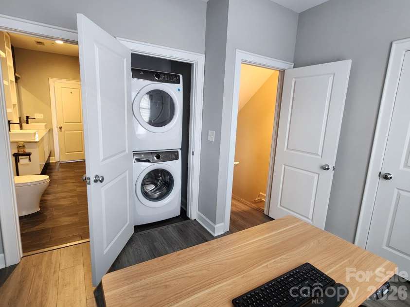 638 10th Street, Charlotte, NC 28202.  MLS# CAR4331368, YatesRealty ID 8271. Upper Level Bedroom