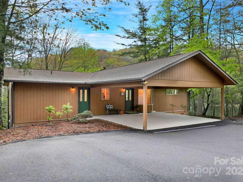 228 Echota Lane, Brevard, NC 28712.  MLS# CAR4249014, YatesRealty ID 8276. 