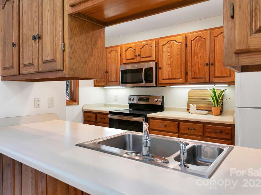 228 Echota Lane, Brevard, NC 28712.  MLS# CAR4249014, YatesRealty ID 8276. 