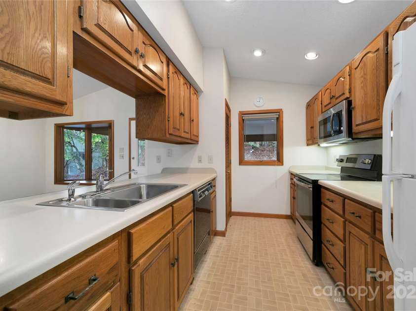 228 Echota Lane, Brevard, NC 28712.  MLS# CAR4249014, YatesRealty ID 8276. 
