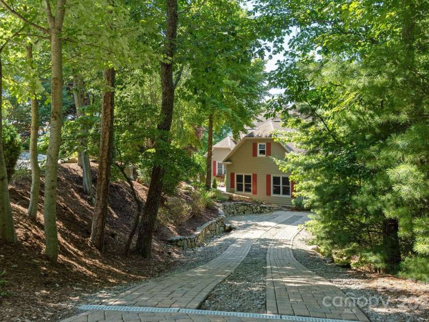 103 IVEY Lane, Flat Rock, NC 28731.  MLS# CAR4159661, YatesRealty ID 8280. 