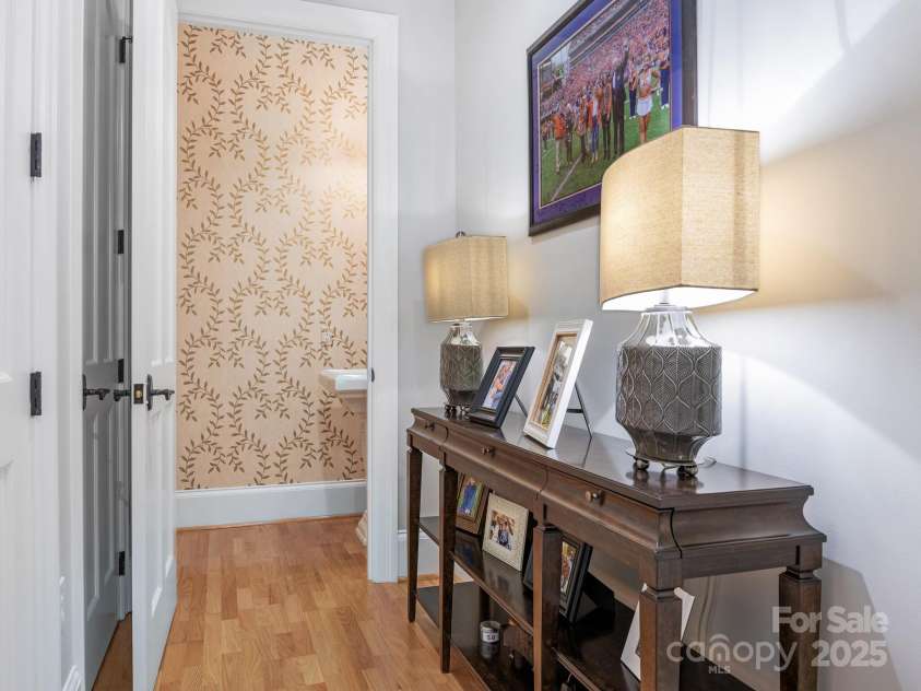 2223 Croydon Road, Charlotte, NC 28207.  MLS# CAR4218044, YatesRealty ID 8281. Foyer