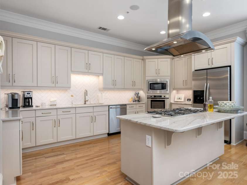 2223 Croydon Road, Charlotte, NC 28207.  MLS# CAR4218044, YatesRealty ID 8281. Kitchen