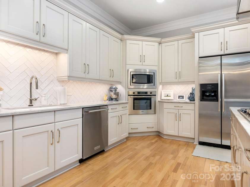 2223 Croydon Road, Charlotte, NC 28207.  MLS# CAR4218044, YatesRealty ID 8281. Kitchen