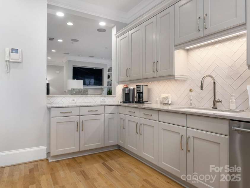 2223 Croydon Road, Charlotte, NC 28207.  MLS# CAR4218044, YatesRealty ID 8281. Kitchen
