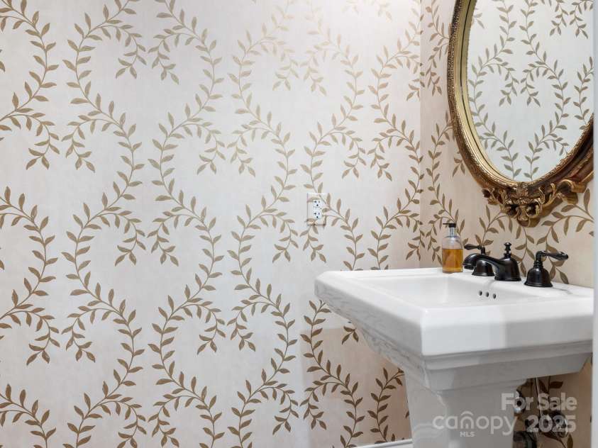 2223 Croydon Road, Charlotte, NC 28207.  MLS# CAR4218044, YatesRealty ID 8281. Powder Room