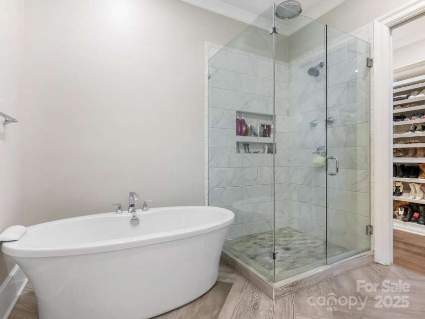 2223 Croydon Road, Charlotte, NC 28207.  MLS# CAR4218044, YatesRealty ID 8281. Primary Bathroom