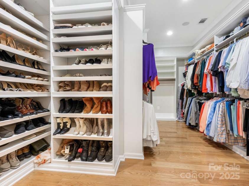 2223 Croydon Road, Charlotte, NC 28207.  MLS# CAR4218044, YatesRealty ID 8281. Primary Walk-In Closet
