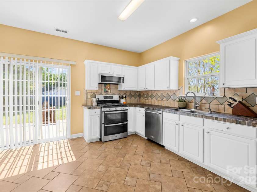 6418 Castlewynd Court, Charlotte, NC 28212.  MLS# CAR4248361, YatesRealty ID 8284. 