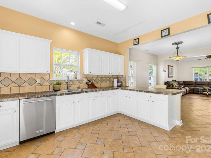 6418 Castlewynd Court, Charlotte, NC 28212.  MLS# CAR4248361, YatesRealty ID 8284. 