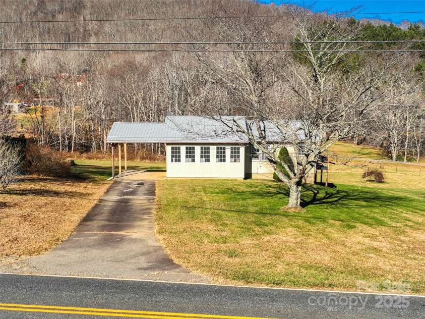 1879 White Oak Road, Burnsville, NC 28714.  MLS# CAR4319421, YatesRealty ID 829. 