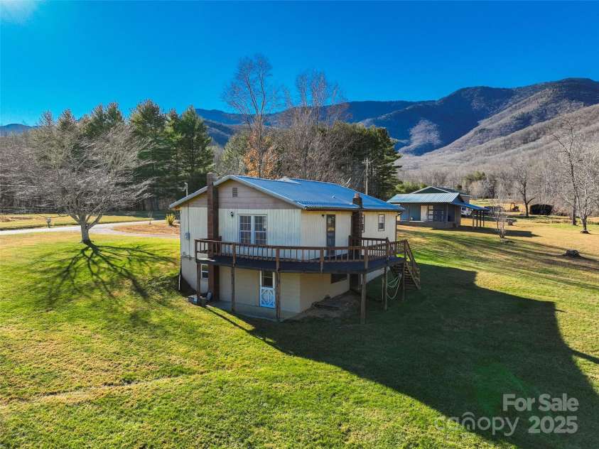 1879 White Oak Road, Burnsville, NC 28714.  MLS# CAR4319421, YatesRealty ID 829. 